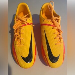 New Nike soccer cleats size 6